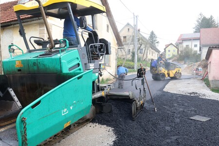 ASFALTIRANJE CESTE SKOZI TOPOL 06 FOTO LJUBO VUKELIČ